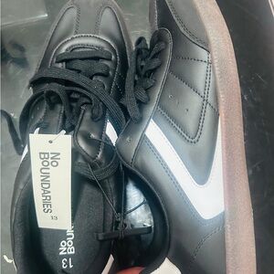 No Boundaries Men's Black Sneakers with White Accents